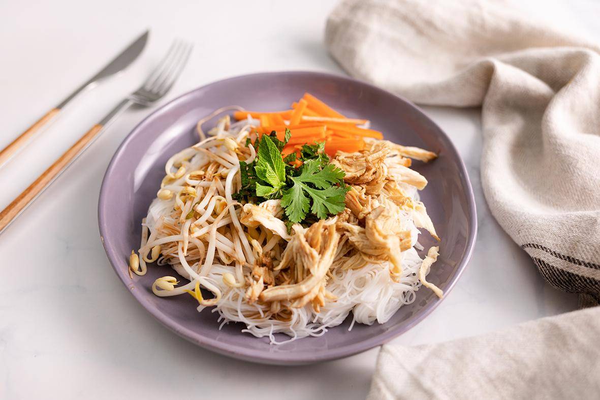 Fideos de arroz con pollo y salsa teriyaki - Receta Companion | Moulinex