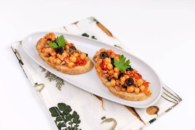 Tostas de garbanzos, aceitunas negras y atún - Receta Click&Cook | Moulinex