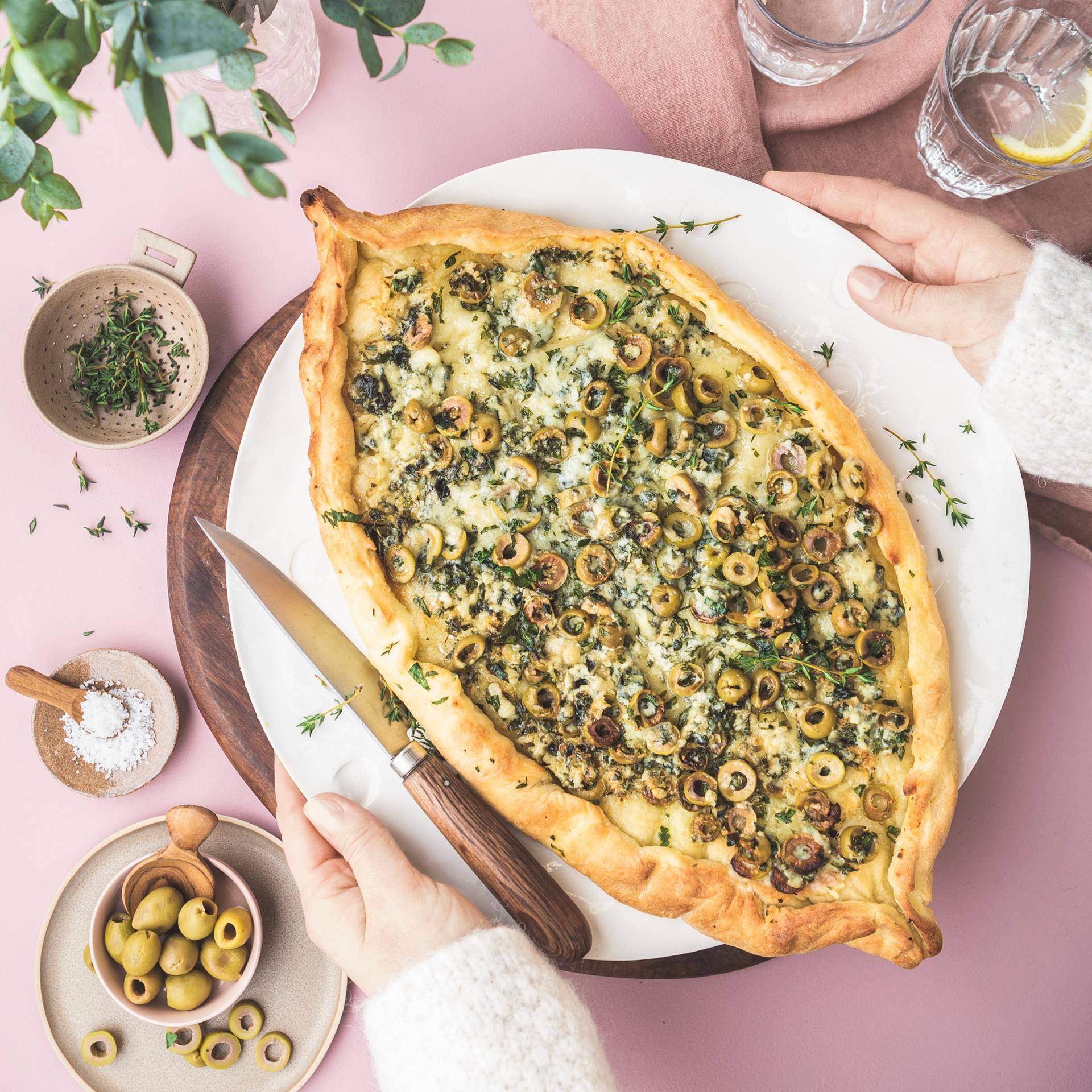 Pide con olivas verdes y queso roquefort - Receta Companion | Moulinex