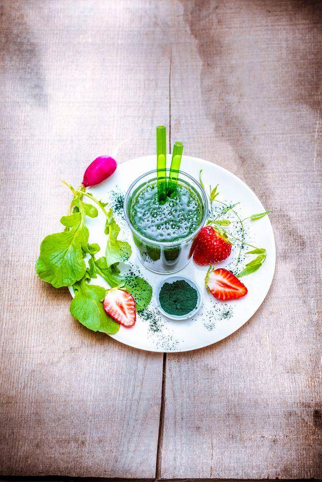 Smoothie de hojas y tallos rábanos, fresas, plátanos y leche de almendras - Receta Perfectmix + | Moulinex