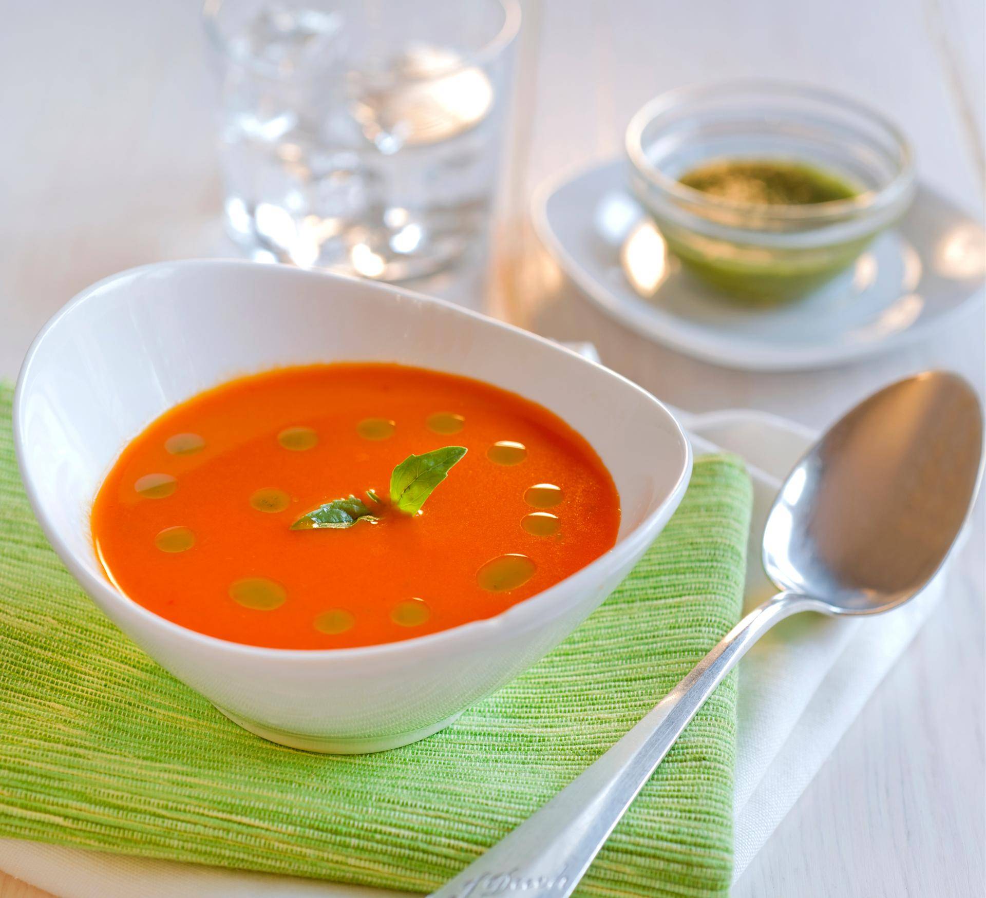 Sopa fría de tomate y albahaca - Receta Companion | Moulinex
