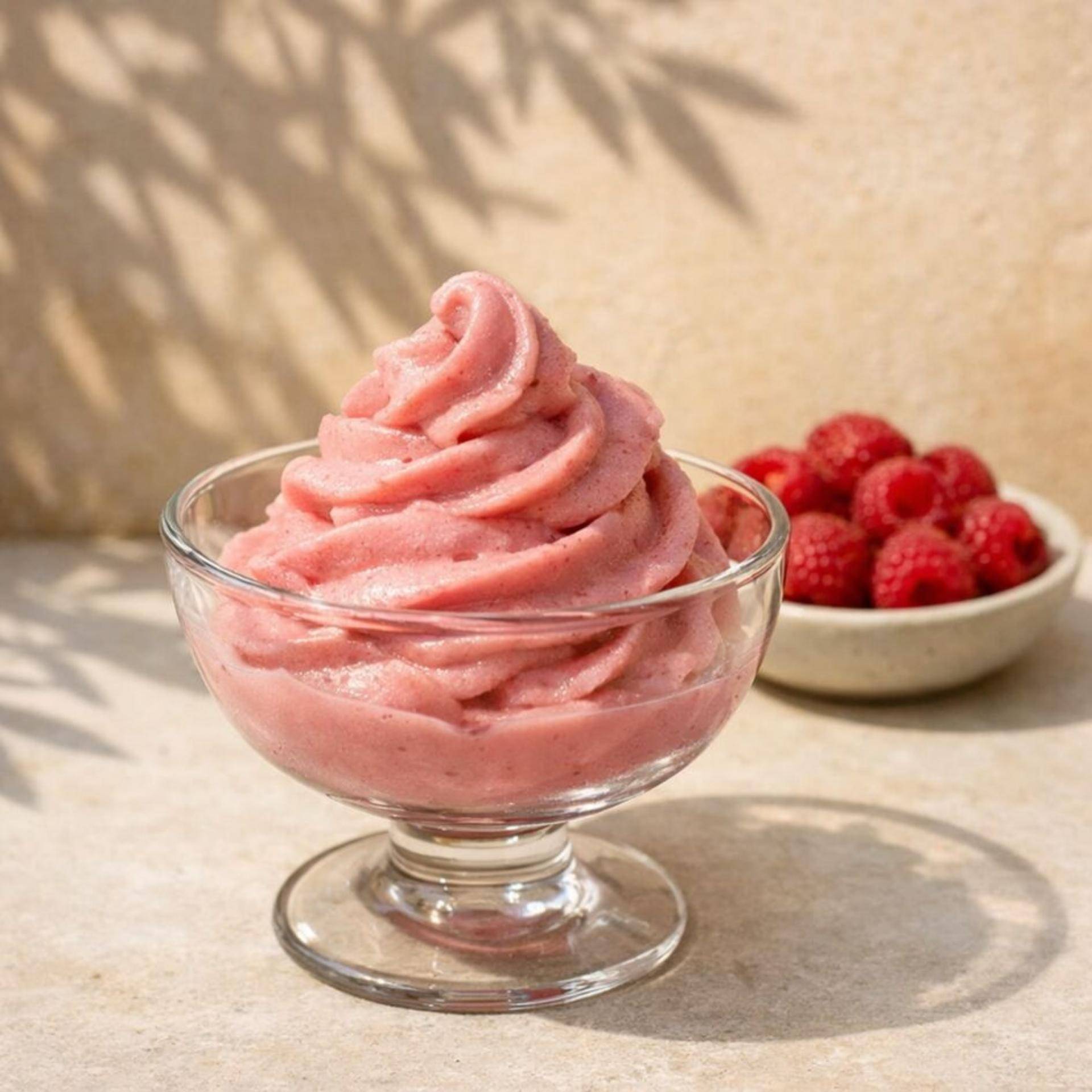 Yogur helado de frambuesa y rosa - Receta Freezi | Moulinex