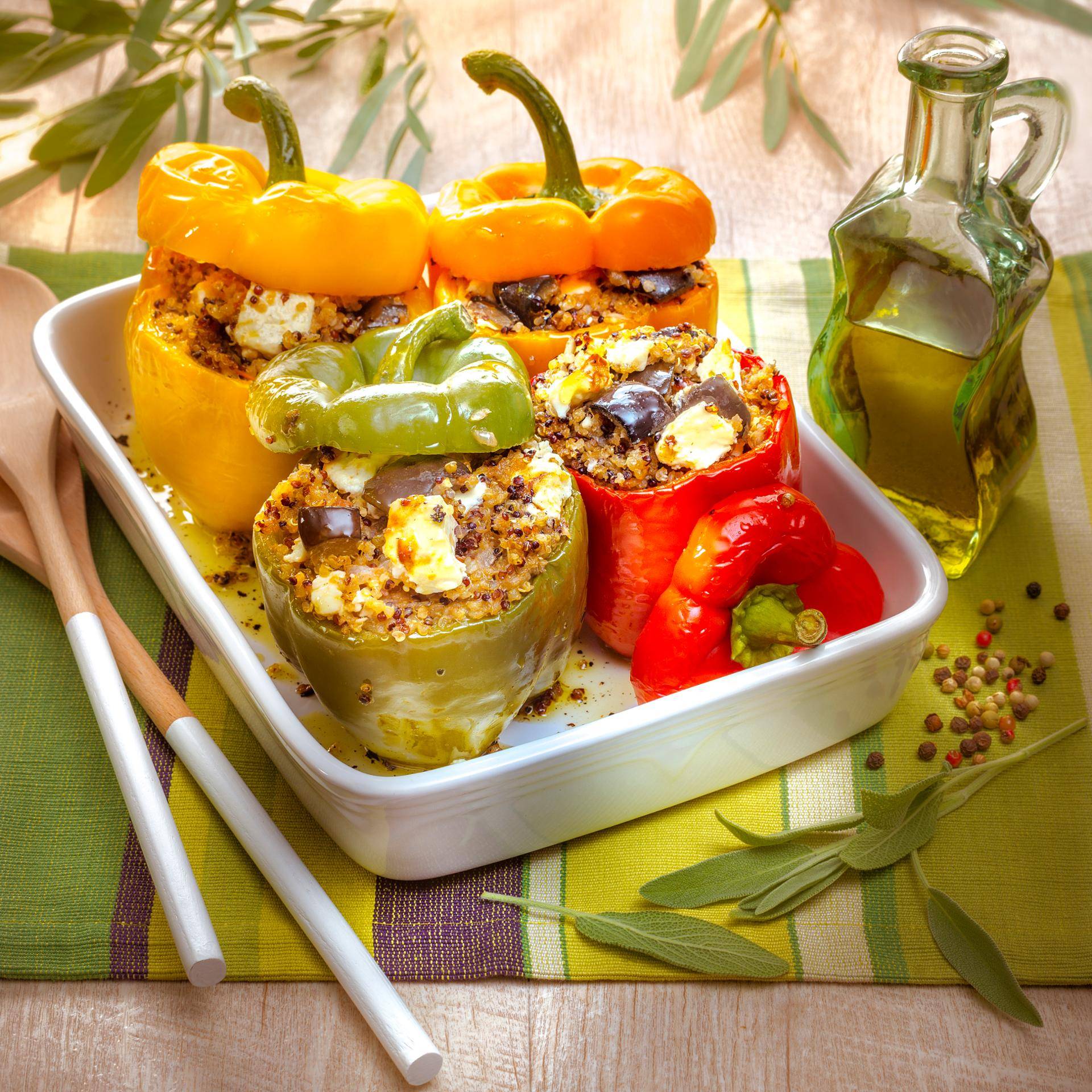 Pimientos rellenos de quinoa, berenjena y queso feta - Receta Companion Connect | Moulinex