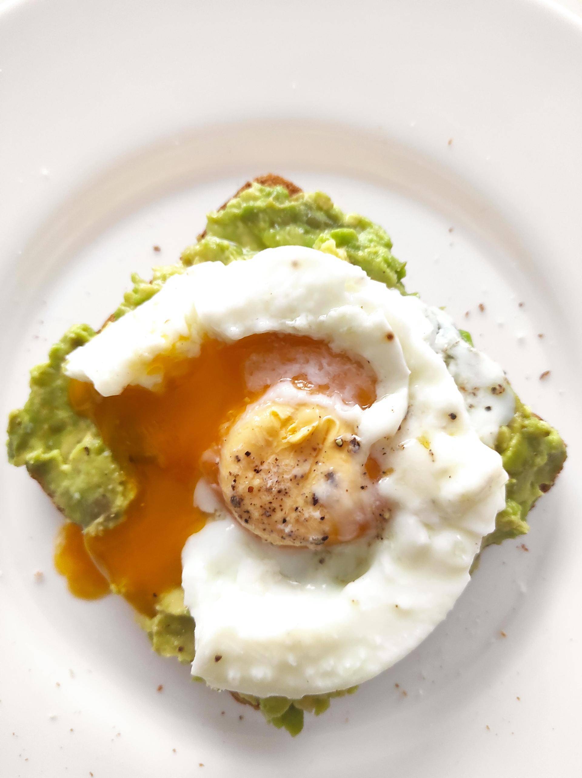 * Huevos poché sobre tosta con aguacate - Receta Companion Connect XL | Moulinex