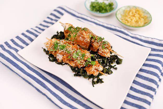 Brochetas de pollo con salsa de miso y ensalada de wakame - Receta Click&Cook | Moulinex