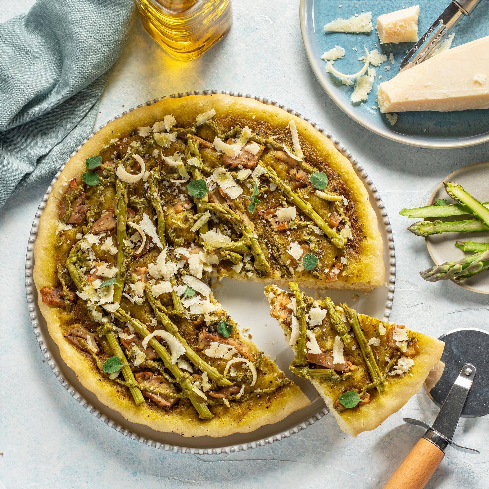 Pizza primavera con pesto, pollo y espárragos verdes - Receta Easy Fry XL Surface | Moulinex
