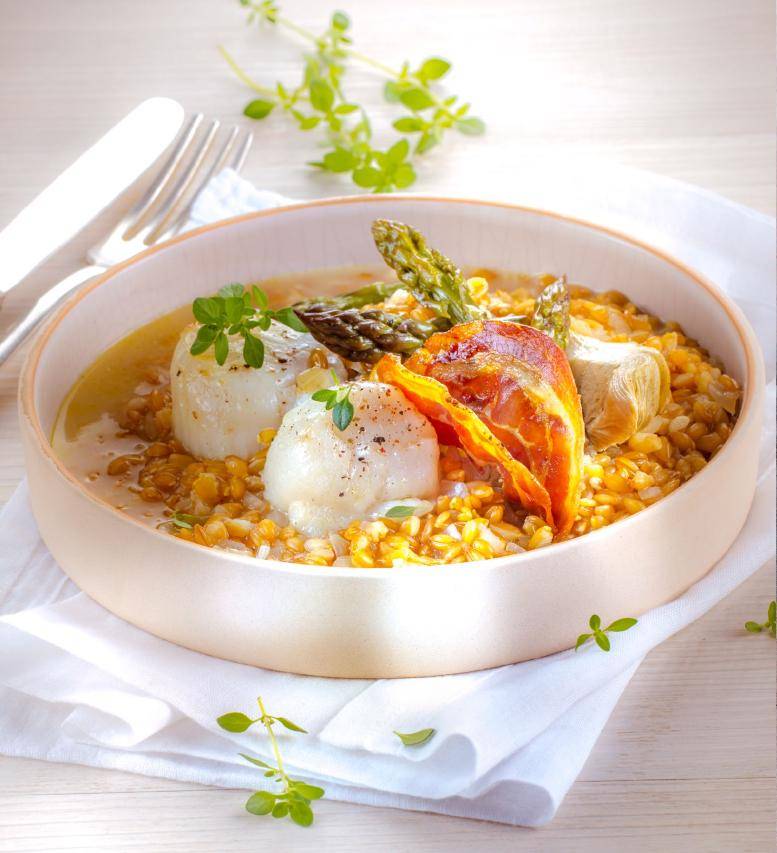 Risotto de escanda con espárragos, alcachofas, vieiras y chips de panceta - Receta Companion Connect | Moulinex