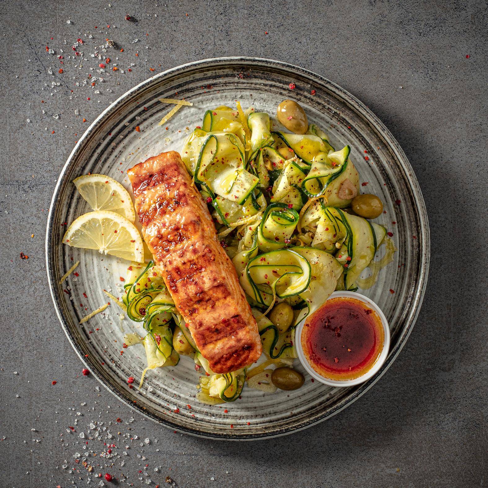 Salmón al pimentón y tiras de calabacín fritas - Receta OptiGrill 2in1 XL | Moulinex
