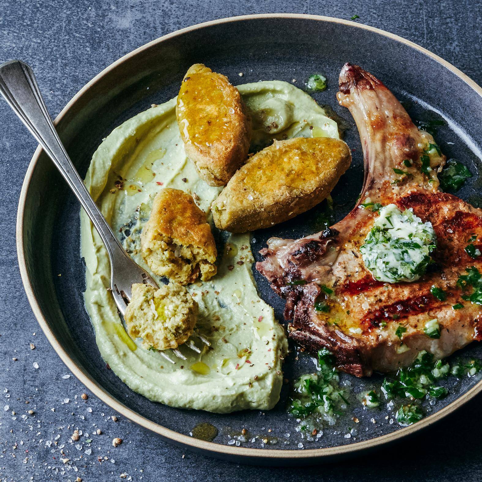 Chuletas de cerdo con mantequilla con ajo y falafel de aguacate - Receta OptiGrill 2in1 XL | Moulinex