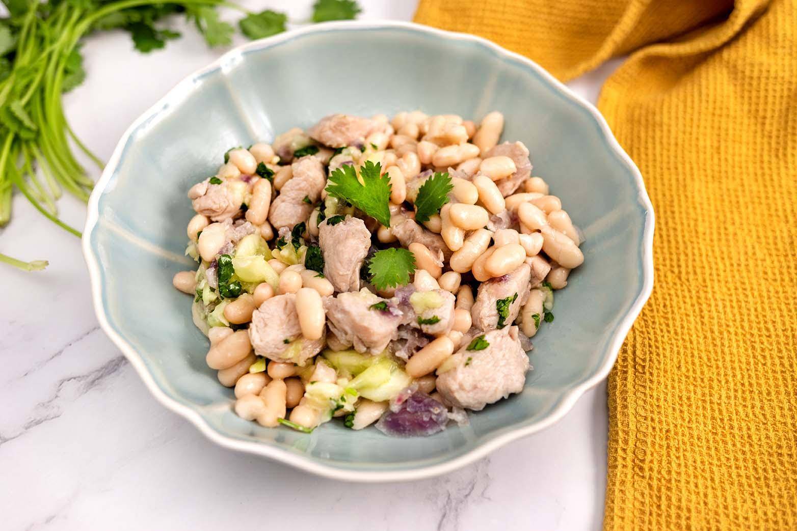 Ensalada de judías blancas, cebolla morada, pepino y pavo - Receta Click&Cook | Moulinex