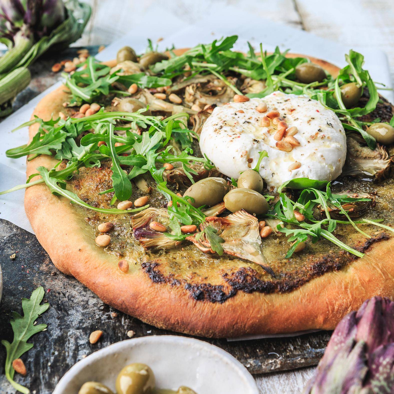 Pizza de pesto con burrata y alcachofas - Receta Companion | Moulinex