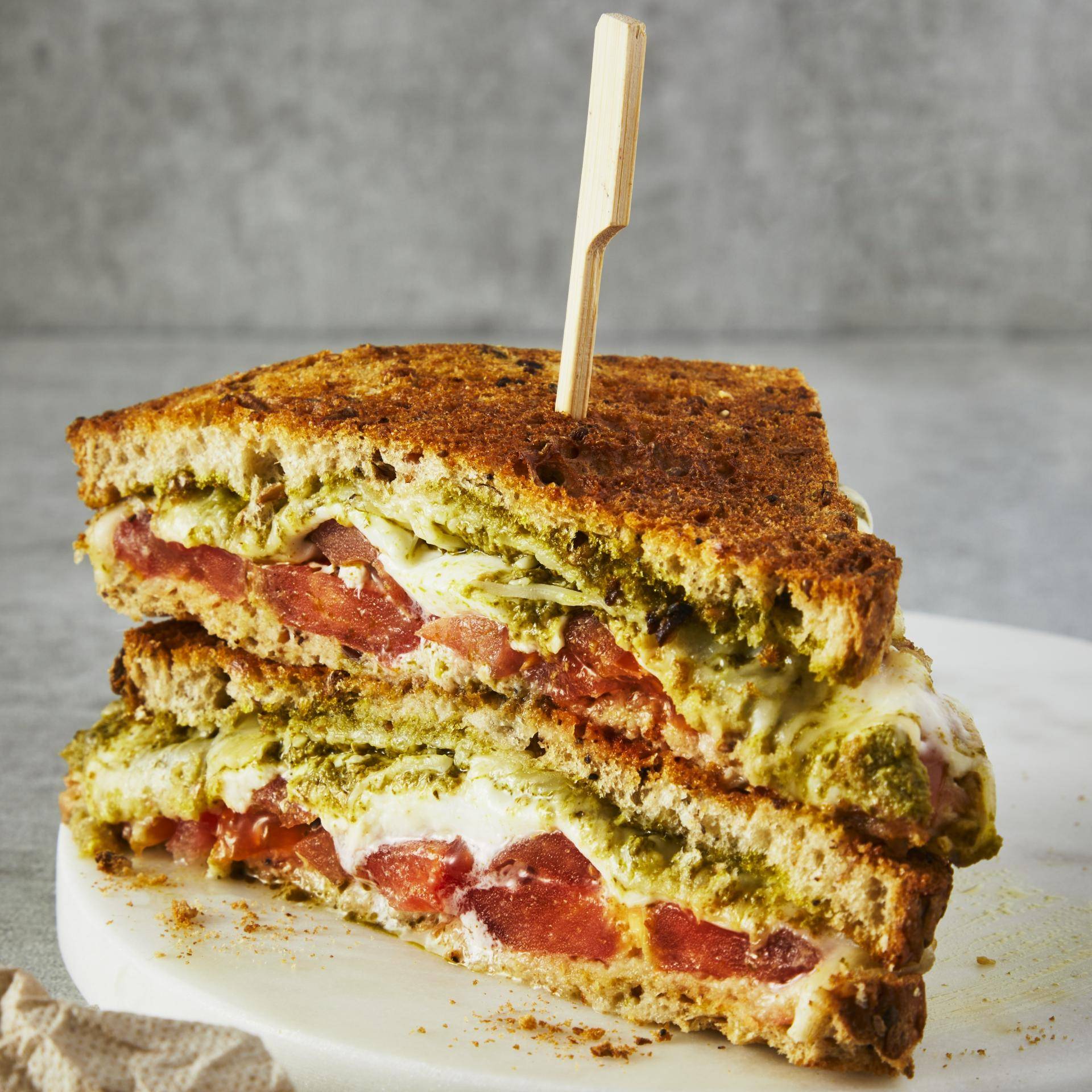 Sándwich italiano a la plancha de pesto, tomate y mozzarella - Receta Crisp&Go 3P | Moulinex