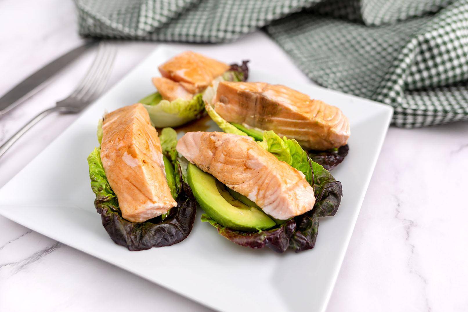 Rollitos de lechuga con salmón teriyaki y aguacate - Receta Click&Cook | Moulinex
