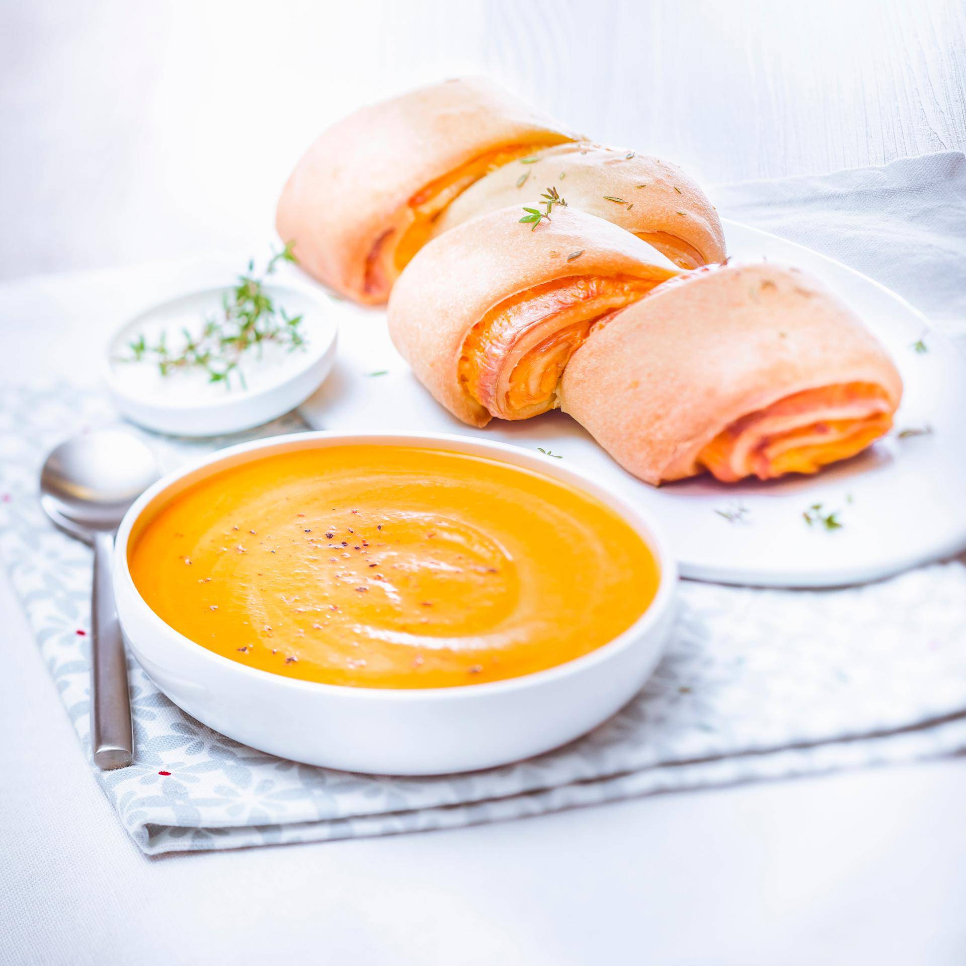 Sopa de zanahoria y jengibre con pan de cheddar y tomillo - Receta Companion | Moulinex