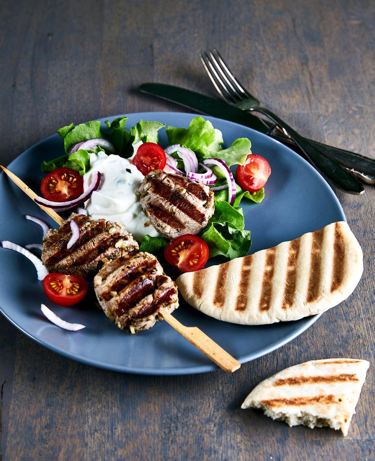 Souvlaki con pan de pita y tzatziki - Receta OptiGrill 2in1 | Moulinex
