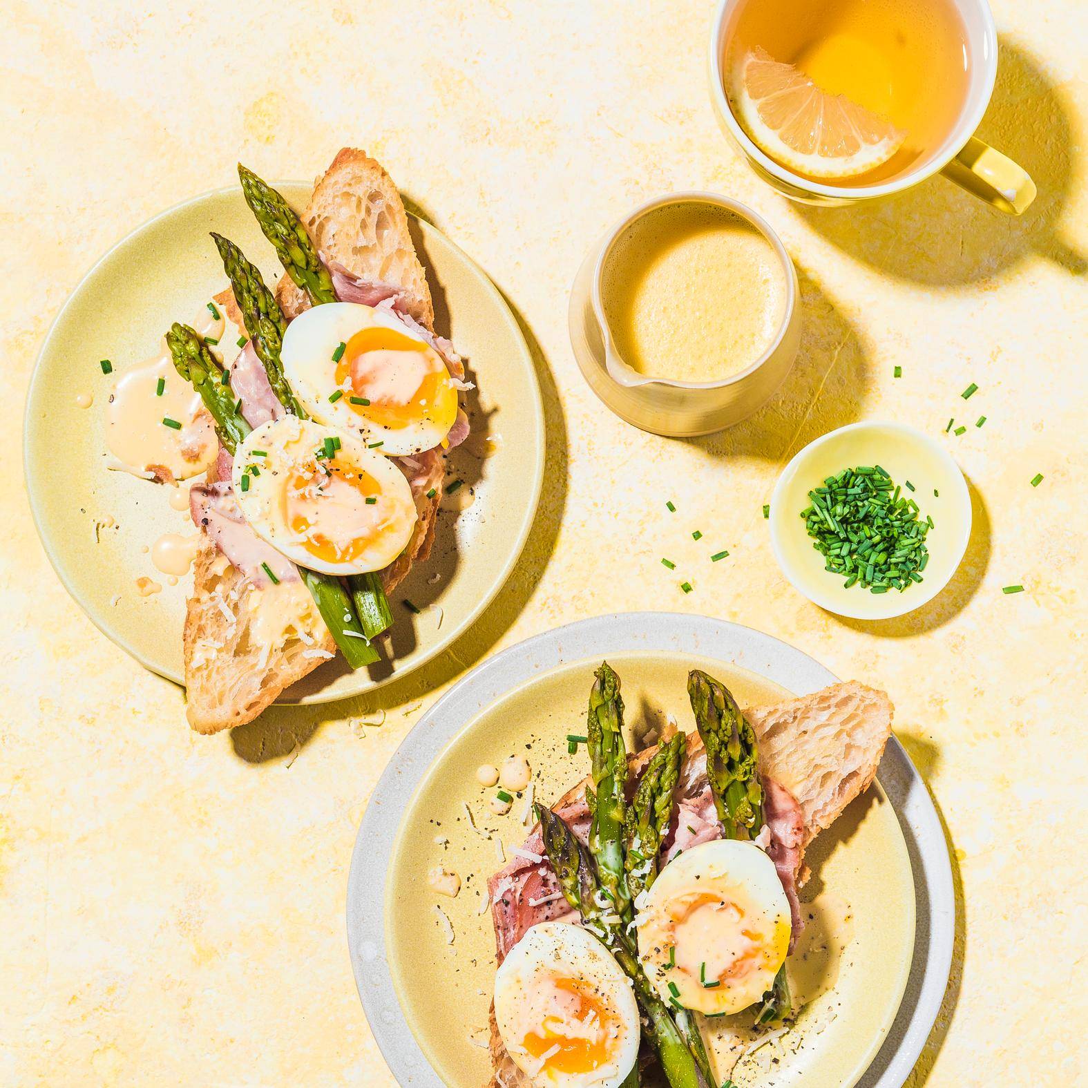 Huevos benedictinos servidos en croissant - Receta Companion | Moulinex