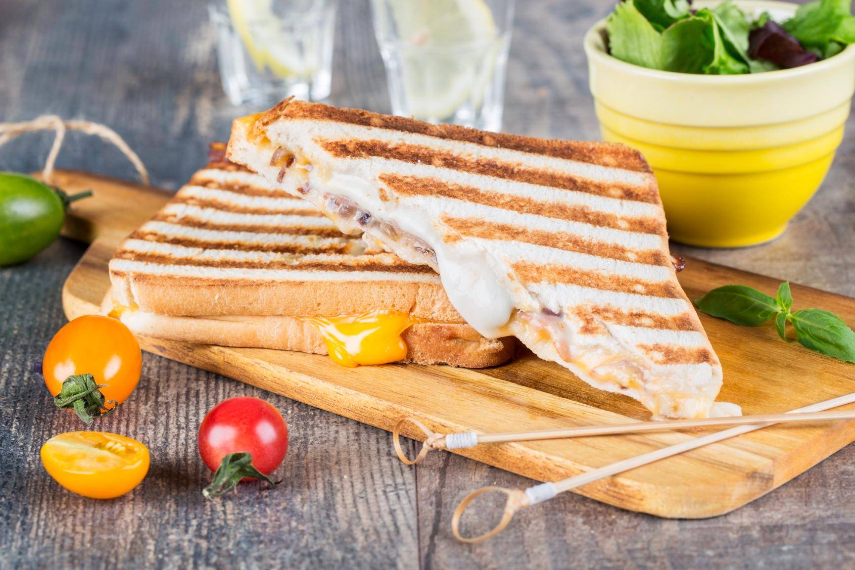 Bocadillos de queso y bacon a la plancha - Receta OptiGrill XL | Moulinex