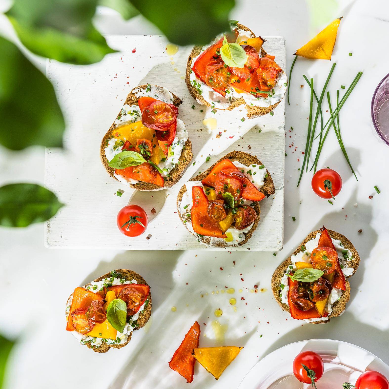 Bruschetta con topping de pimientos rojos y amarillos - Receta Easy Fry Max | Moulinex