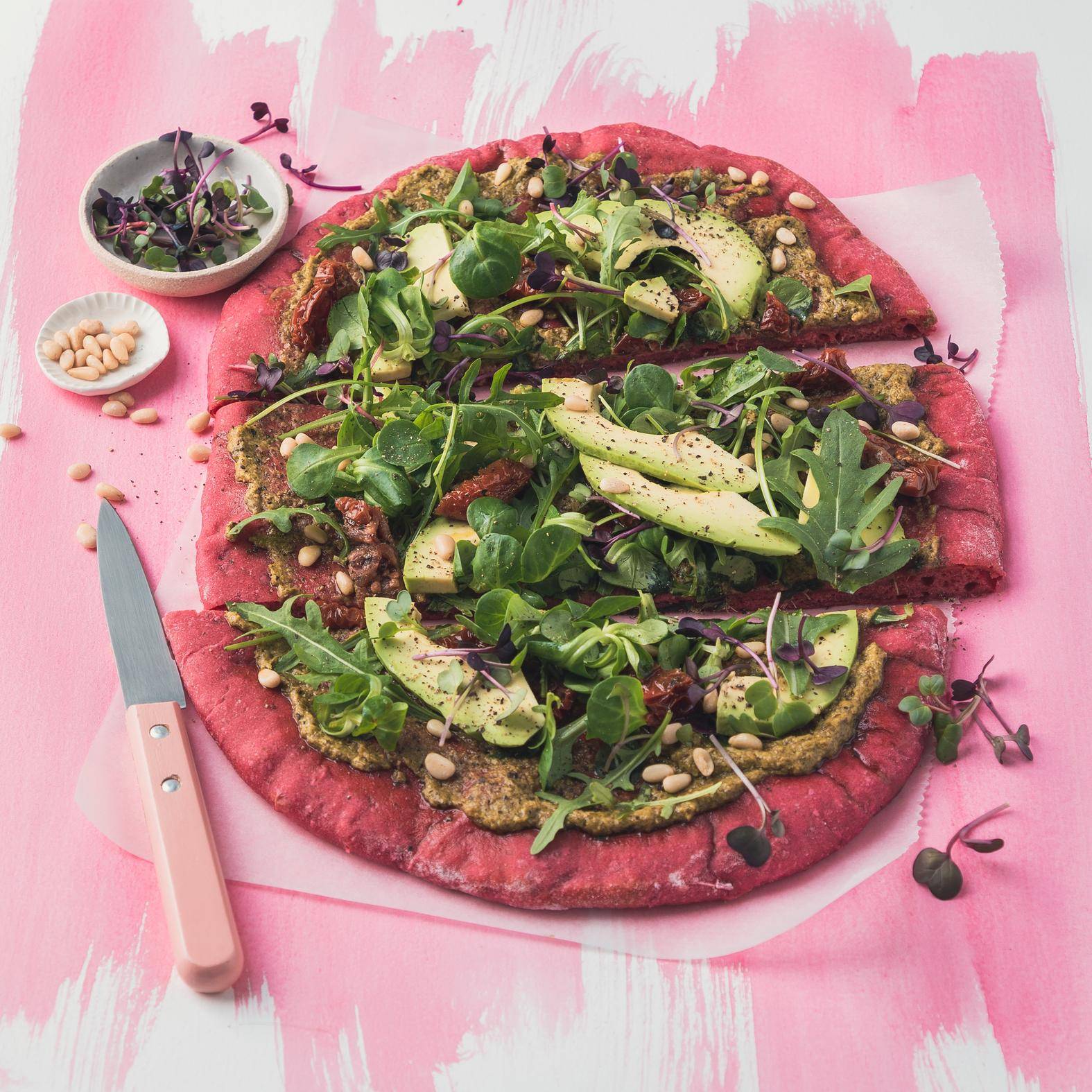 Pizza de remolacha, pesto y aguacate - Receta undefined | Moulinex
