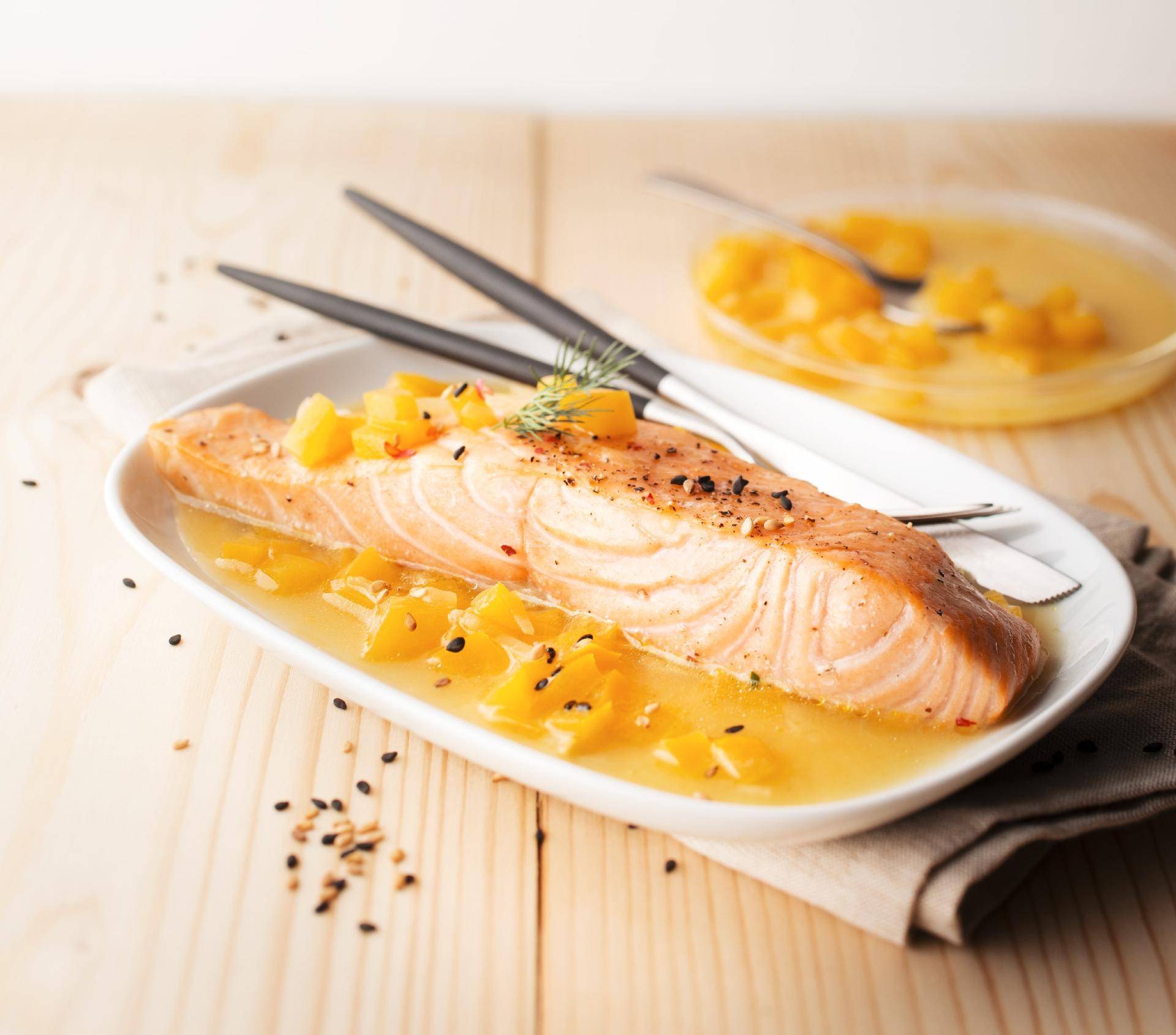 Salmón con salsa de pimiento - Receta Cookeo | Moulinex