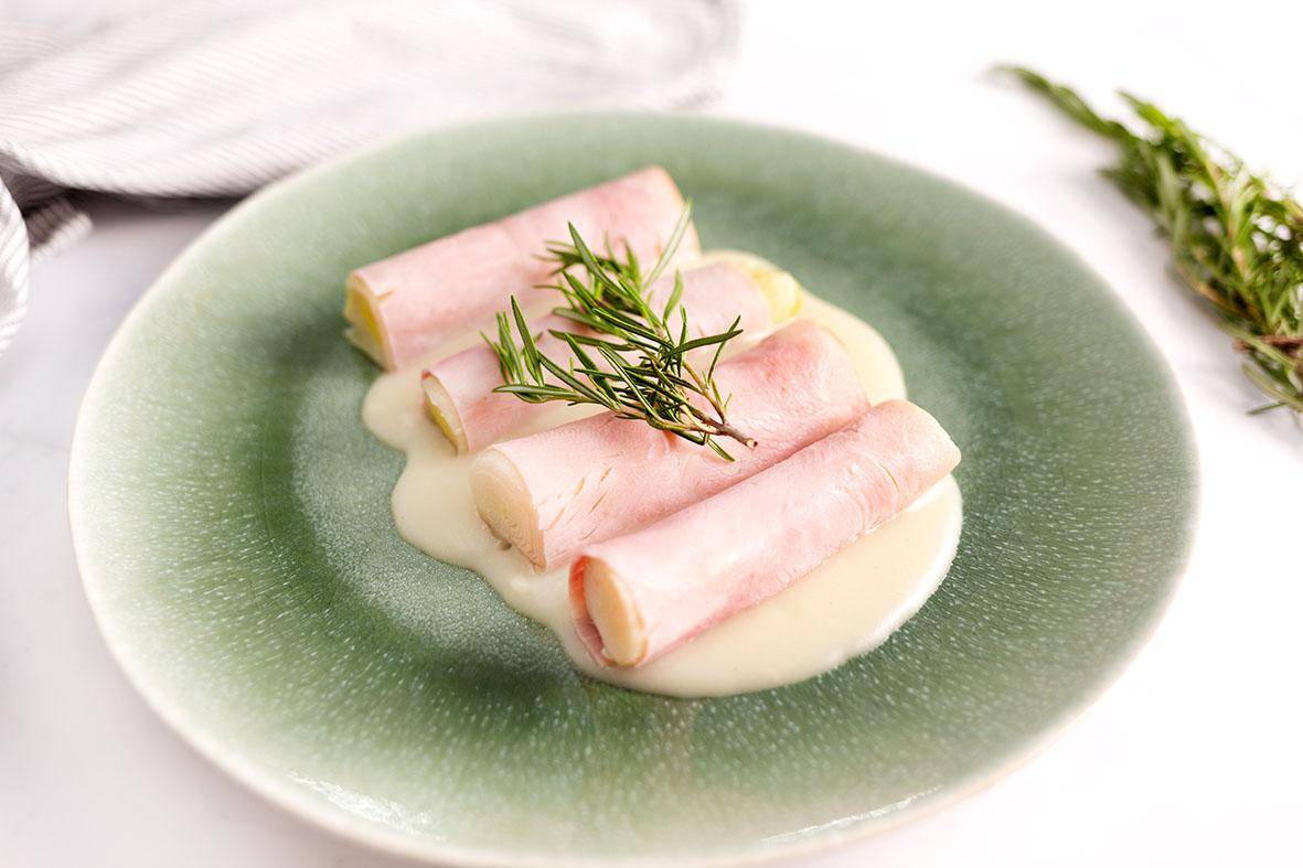 Puerros envueltos en jamón con salsa velouté - Receta Companion | Moulinex