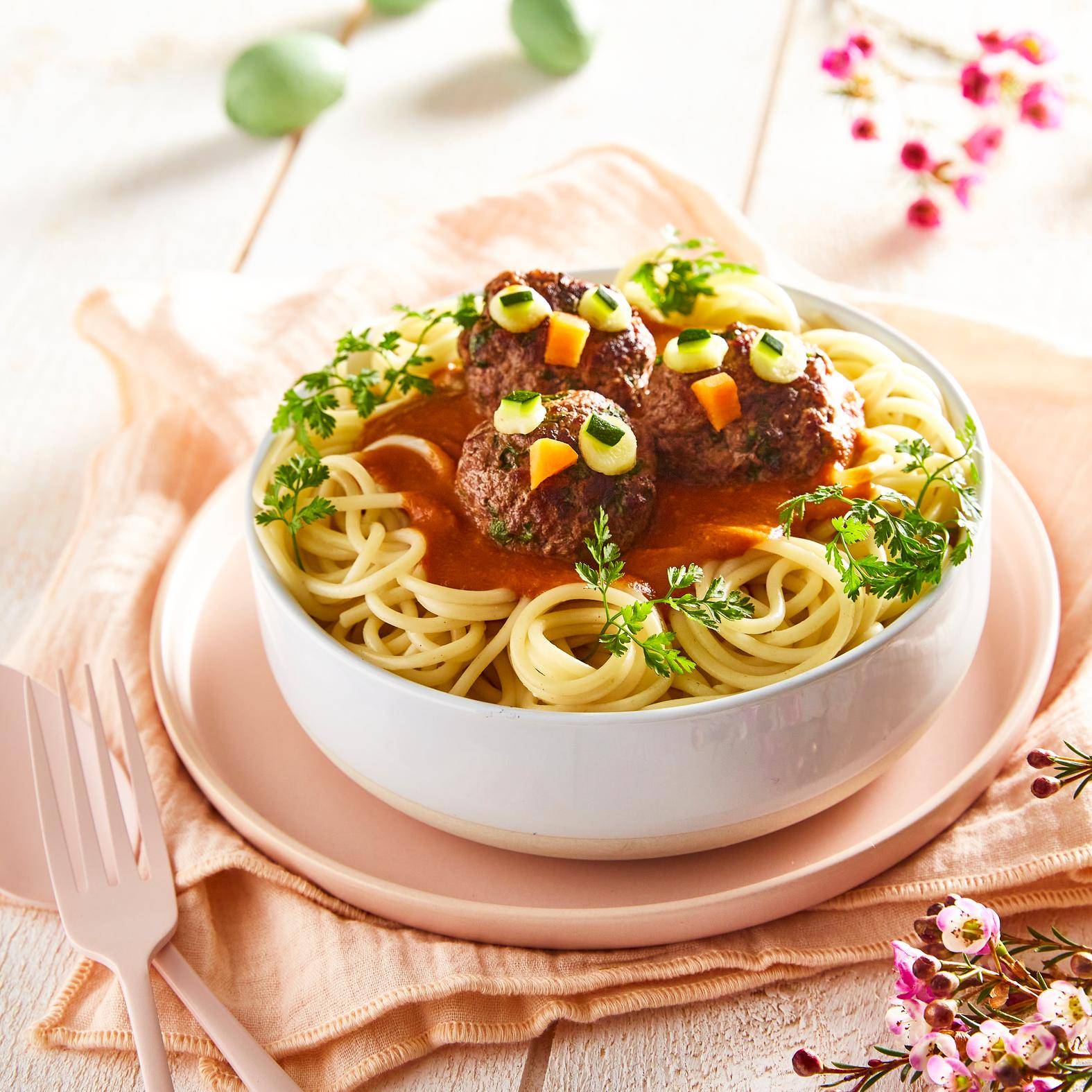 Nido de espaguetis con albóndigas y salsa de tomate - Receta undefined | Moulinex