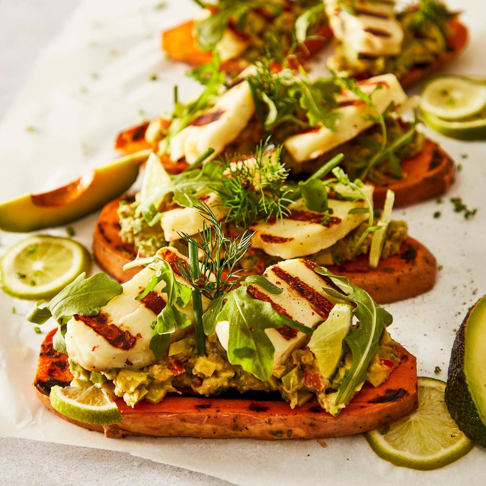 Boniato, guacamole y halloumi a la parrilla sobre tostadas - Receta undefined | Moulinex