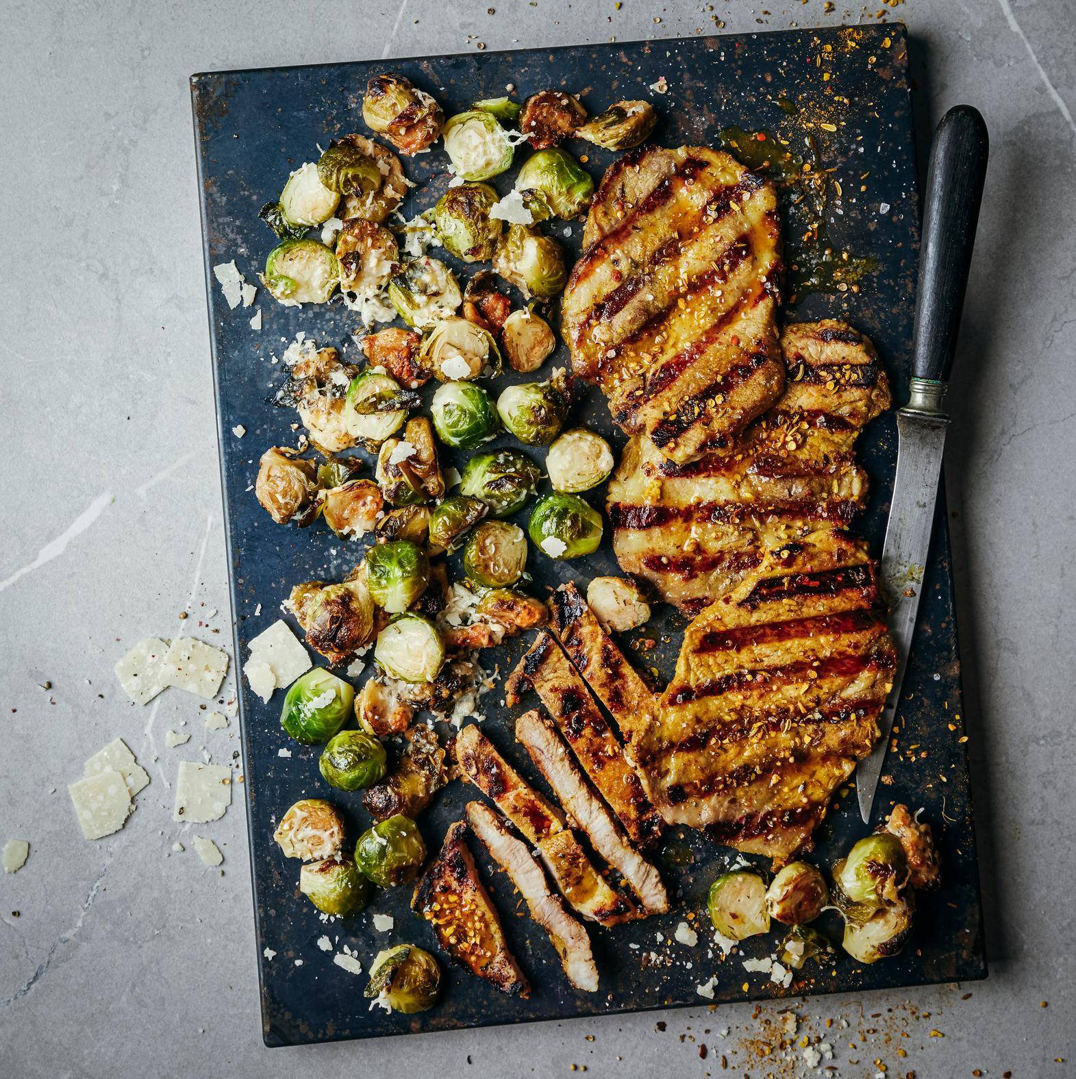 Lomo de cerdo a la parrilla y coles de Bruselas con parmesano - Receta OptiGrill 2in1 XL | Moulinex